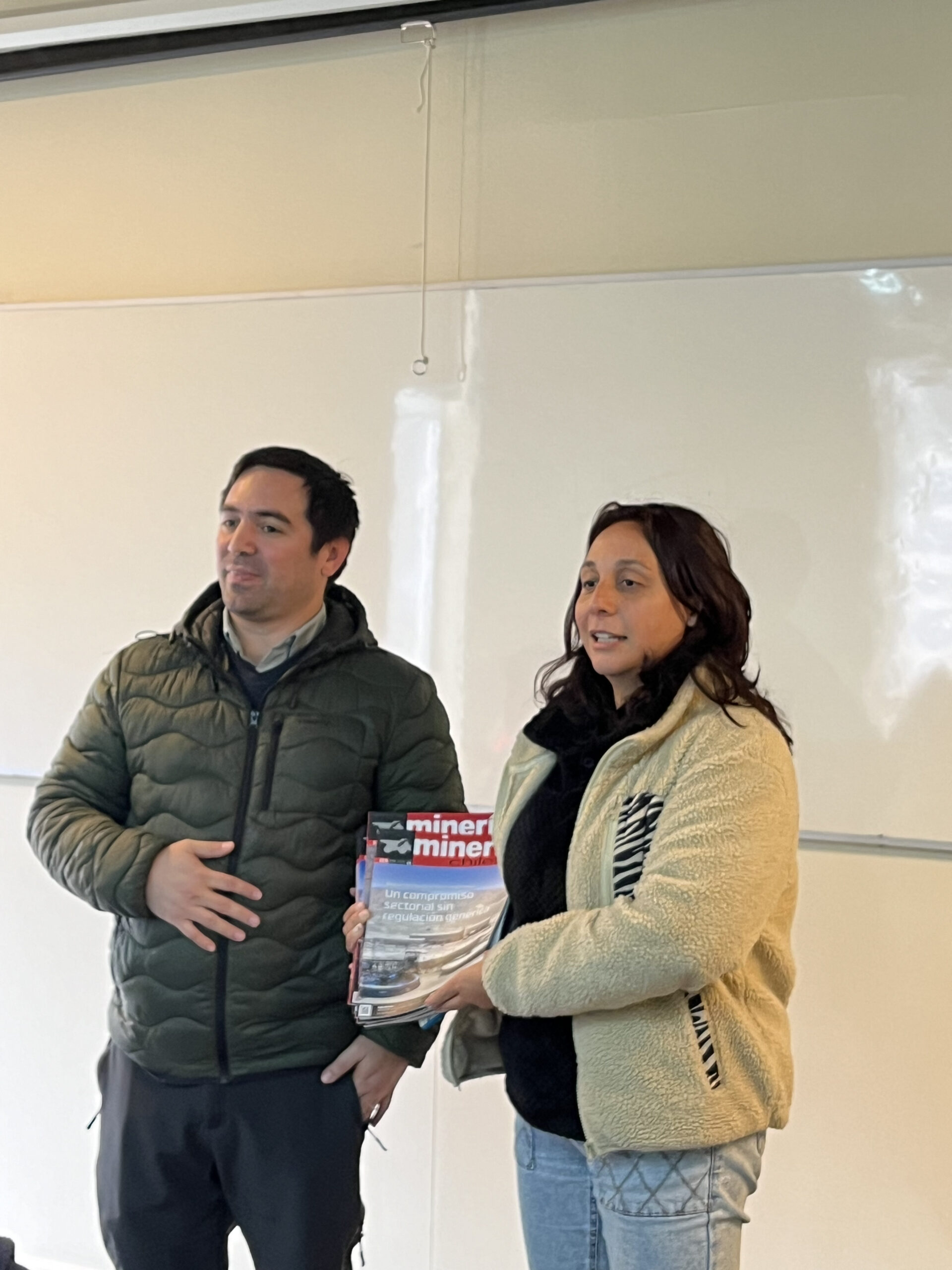 Profesor Jaime Morales junto a profesor de Liceo Nogales en lanzamiento de concurso Energy Challenge, actividad organizada por la Seremi de Energía de la Región de Valparaíso